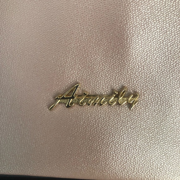 Aimily baby pink color Handbag with removable straps. - Picture 7 of 8